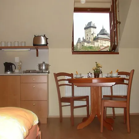 بيت ضيافة A Restaurace Vyhlidka كارلستين